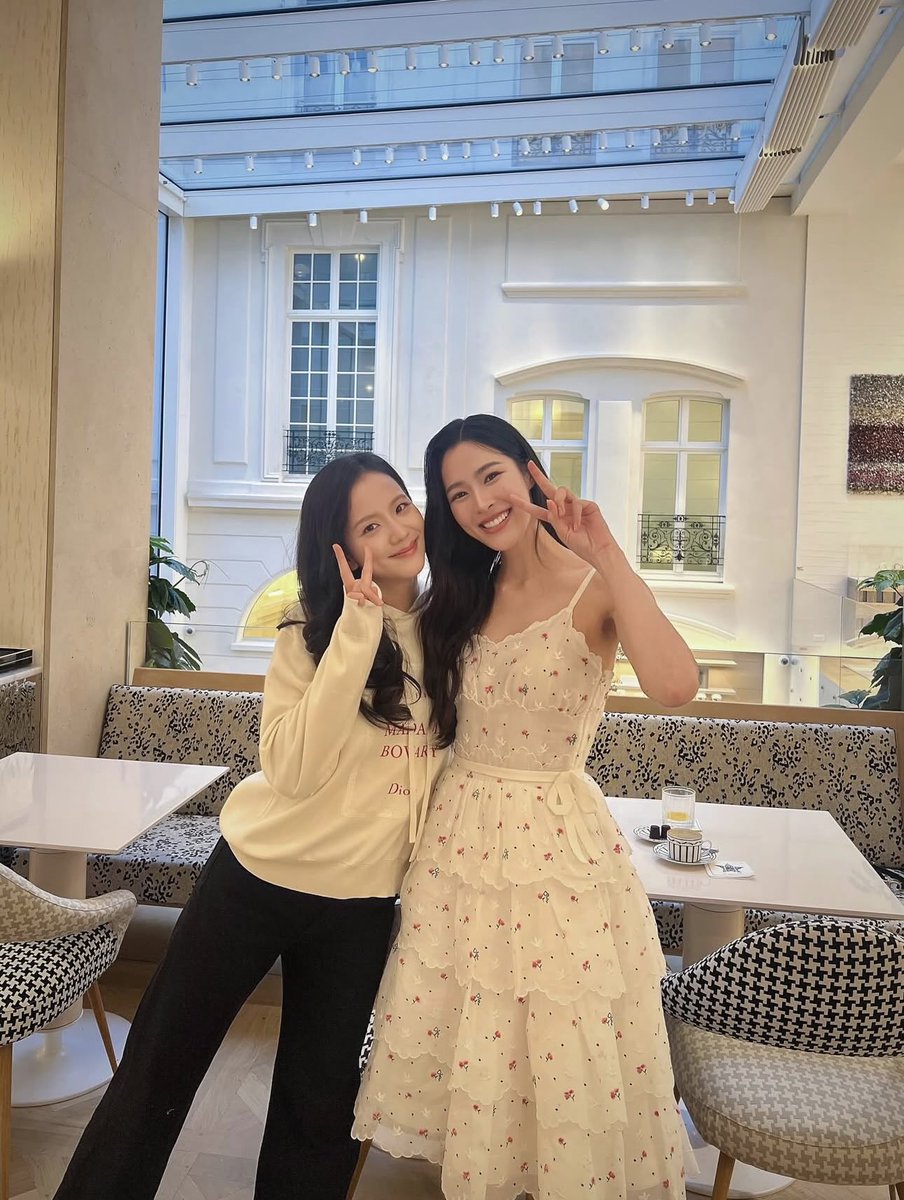 vlrp01's tweet photo. NOBODY'S ALLOWED TO FORGET THESE JISOO X LINGLING KWONG PHOTOS https://t.co/Th2G7K3hz7