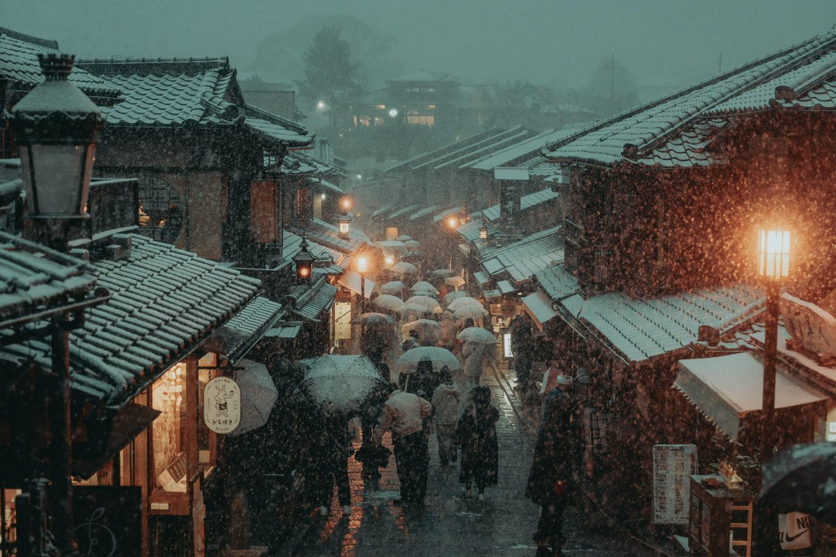 riki_shinagawa's tweet photo. A snowy night in Kyoto https://t.co/L13i7TUGH6