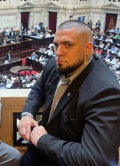 Leí en varios artículos periodísticos que este ignoto despreciable es Alfredo "Rino" Gammariello, el libertario que se burló junto con Lilia Lemoine de los vuelos de la muerte y de Santiago Maldonado. En Alemania ya estaría preso.