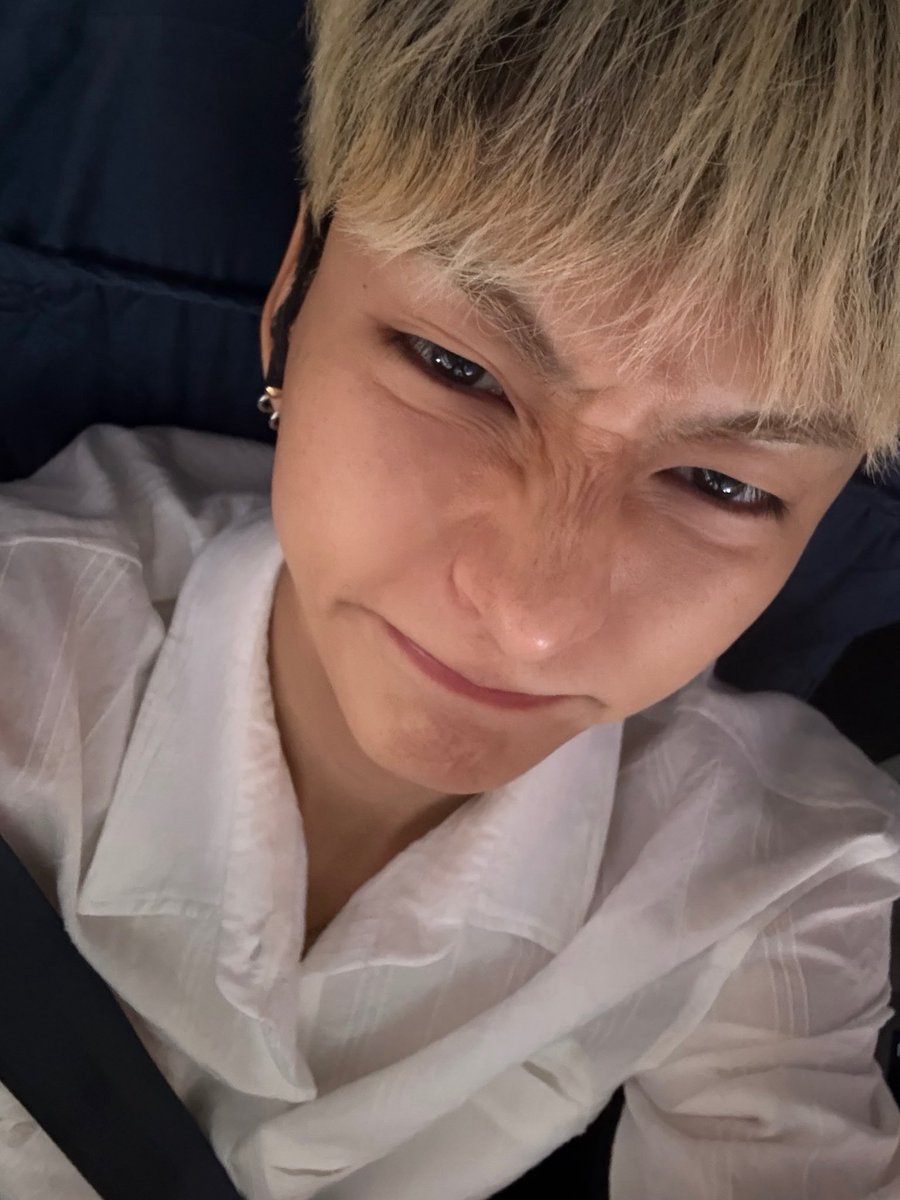 6une5de's tweet photo. 이런 코찡긋찡긋 셀카들 진짜귀여운거아는사람 https://t.co/ypkBjw7WY9