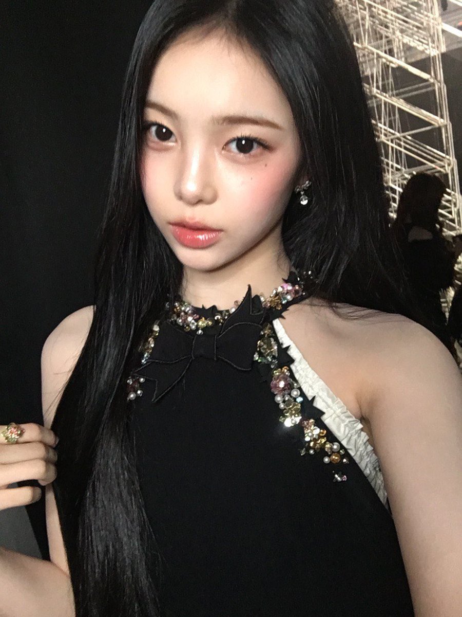 venusianpea's tweet image. closing out the year feeling extremely… beautiful σ̴̶̷̤ . σ̴̶̷̤ #prettyian #lovelyian #l4l