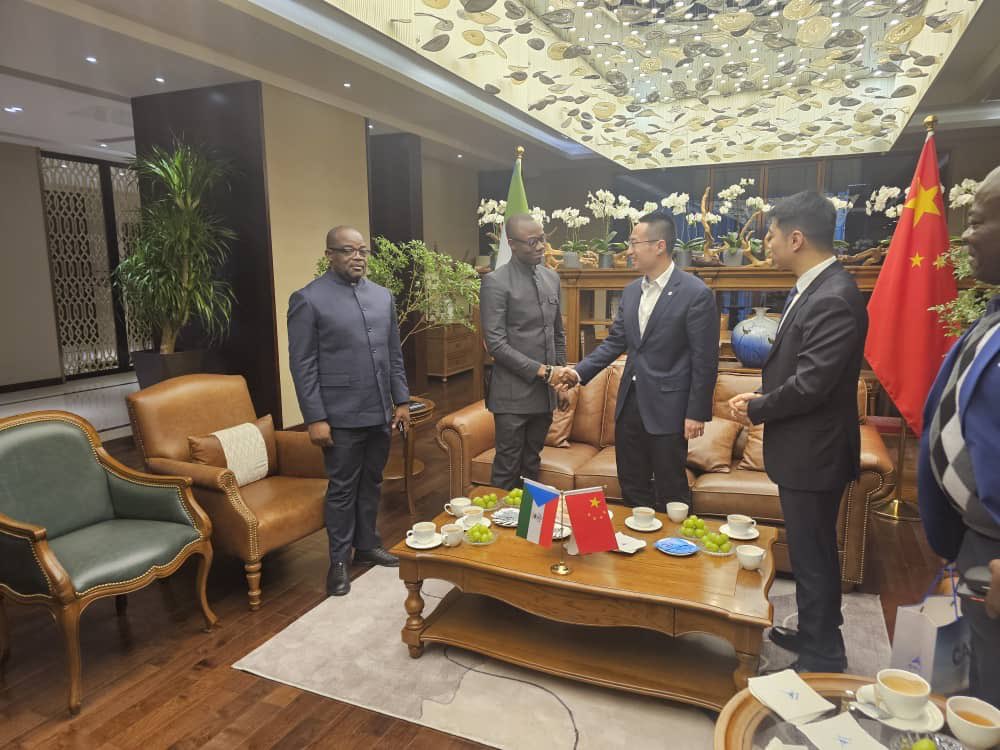 Edjang_Ruben's tweet photo. He tenido el honor de encabezar una alta #delegación de G.E🇬🇶 en #Pekín donde mantuvimos importantes #reuniones de trabajo con el CDB, EXIMBANK y BCC para dar seguimiento a #proyectos en curso y explorar nuevas oportunidades de #financiación en beneficio del #desarrollo del país. https://t.co/hceOYMfZui