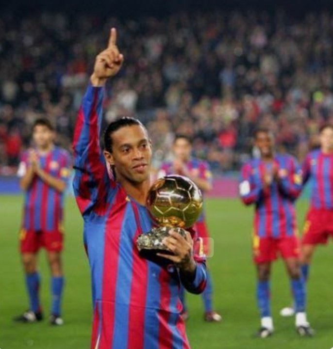 LUIS ENRIQUE: “En mi época no existía eso del freestyle, nadie del equipo dominaba el balón como un juego. Había jugadores increíbles, claro: RONALDO, LAUDRUP, FIGO, BUTRAGUEÑO… tipos de otro nivel. Pero lo de jugar con el balón por pura diversión, de hacerlo hablar con los