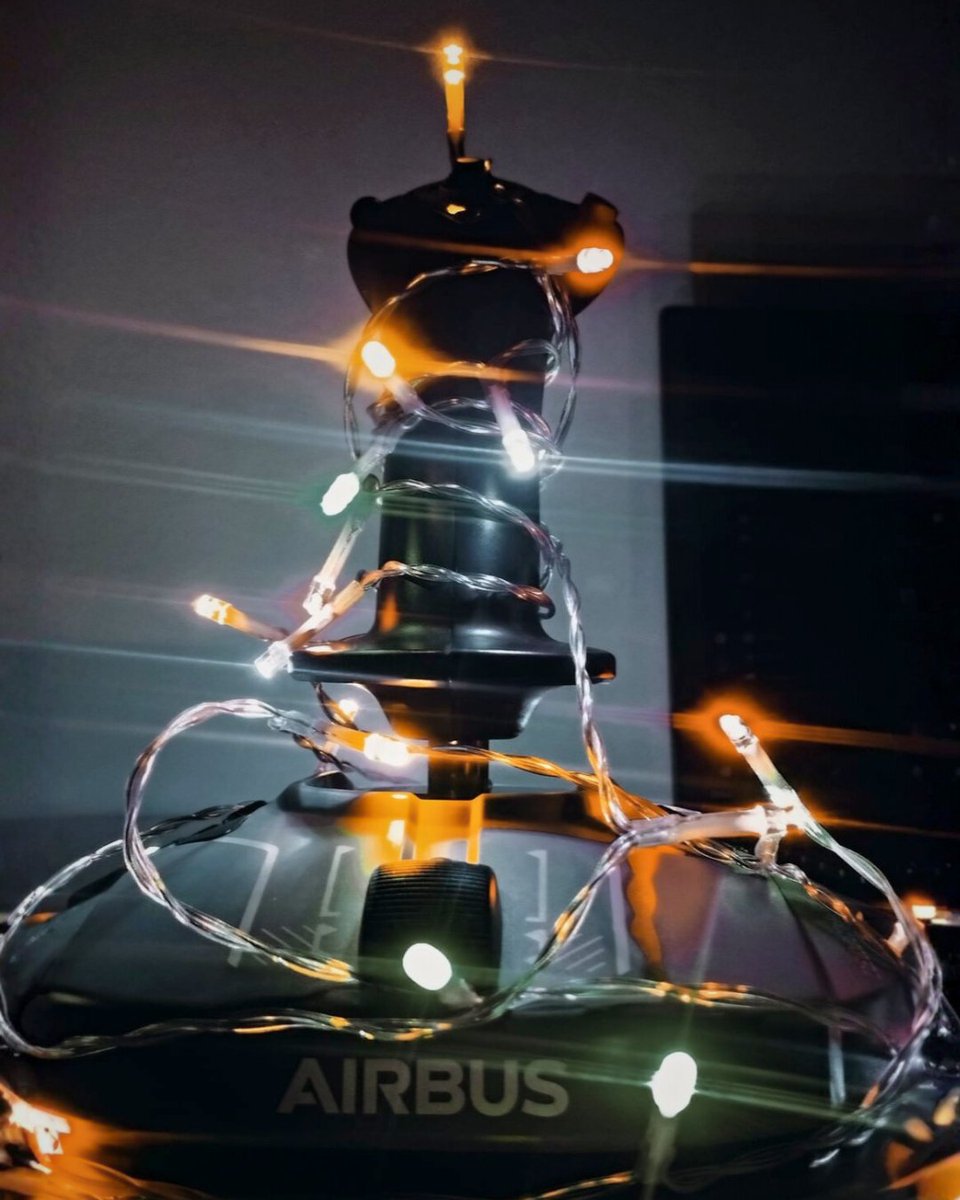 TMThrustmaster's tweet image. #FriendFriday
Were you lucky enough to find some Thrustmaster under the tree this year? 🎁

📸@tomasferreira (on Instagram)
✈️TCA SIDESTICK AIRBUS EDITION