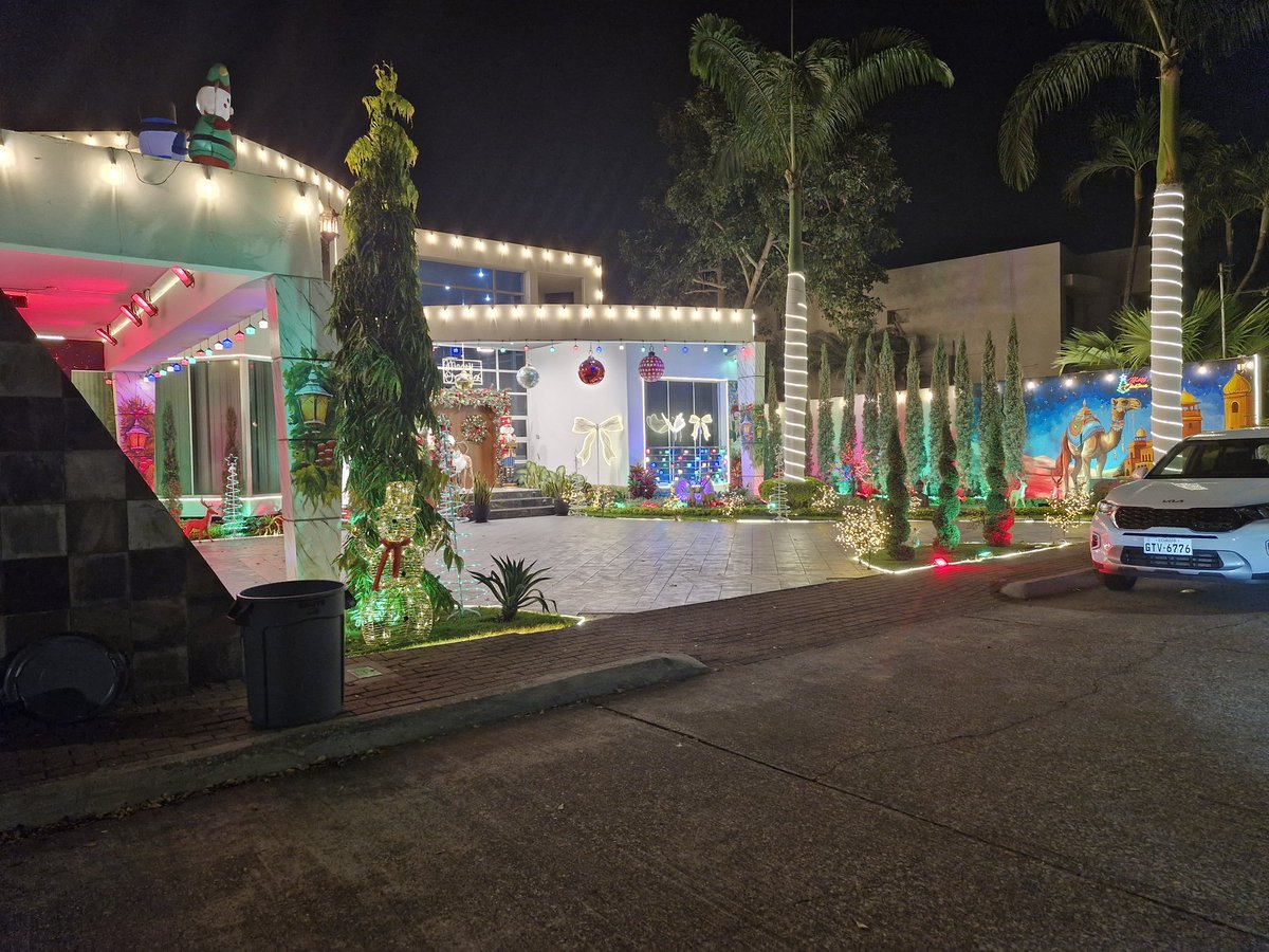 Sarmiento de pueblo tiene solo los zapatos viejos. 
Aquí su mansión iluminada en El Río.  Vecino de Noboa.