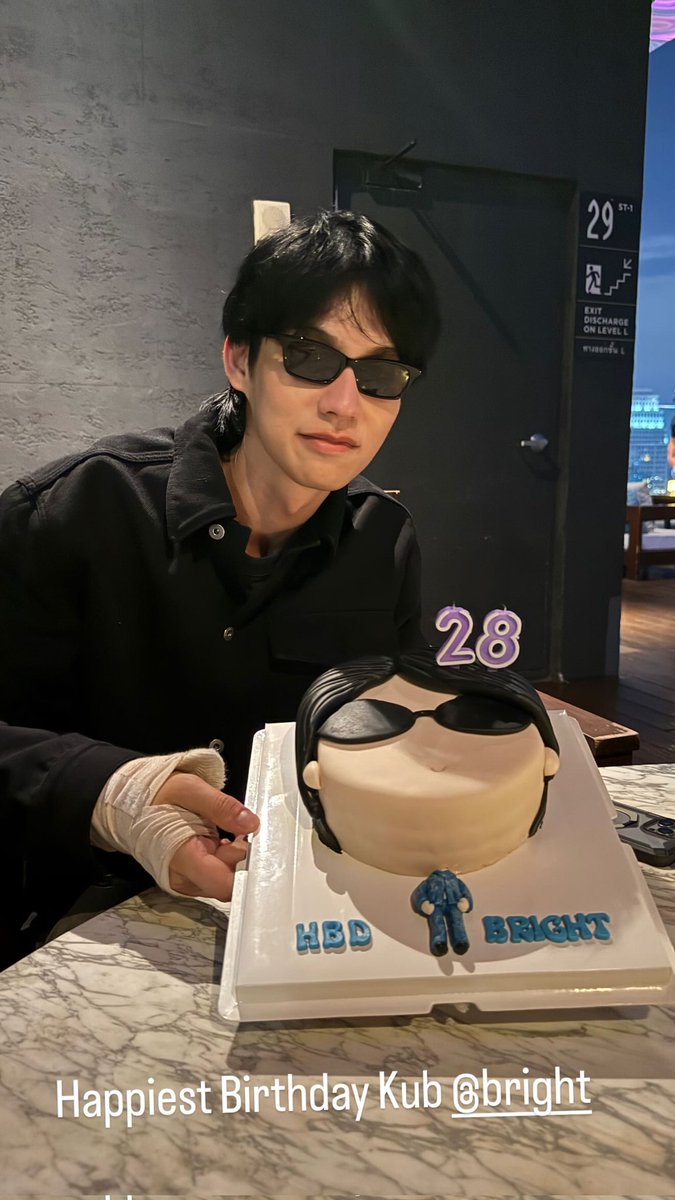 sena8626's tweet image. 可愛い😊
Brightくんのお顔のケーキすごい✨

Bright Vachirawit
#bright #bbrightvc
cr: nichapat