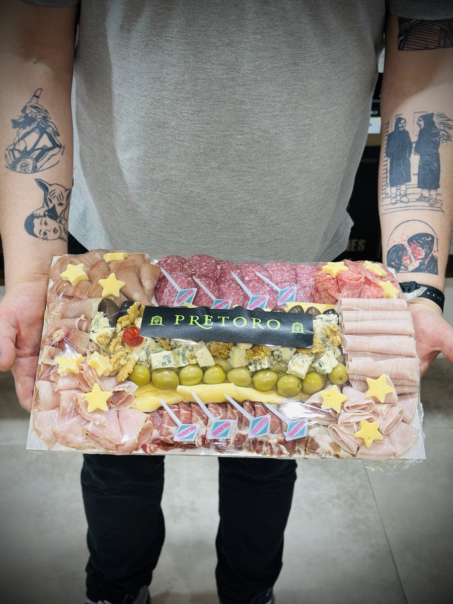 SORTEO DE FIN DE AÑO: 
PICADA DE PRETORO 

La tabla mediana trae 15 productos y comen 4 o pican 6. Sale $45.000. 

Requisitos
-Seguir a @pretoro_fiambreria en Instagram
-Me gusta + RT
-Comentar con quién la vas a compartir