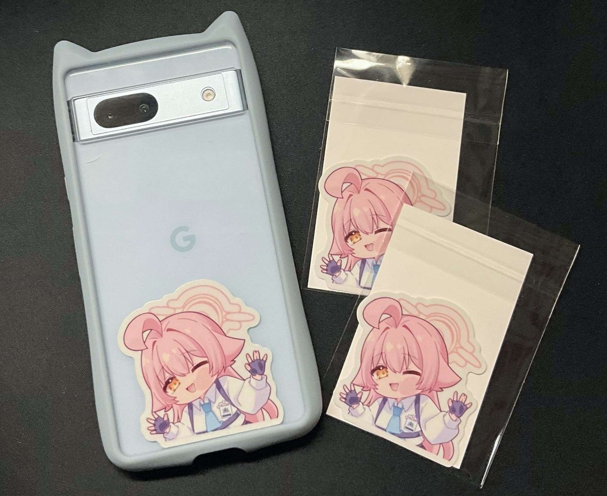 チェキとステッカーは一つのOPP袋に封入してお渡しします！スマホに