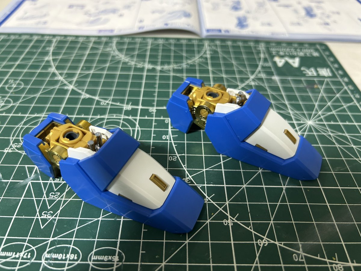 PGストライクフリーダム　一部組み立て ようやく両足が完成！ 組み立て説明書が43ページもあるんだけど、まだ