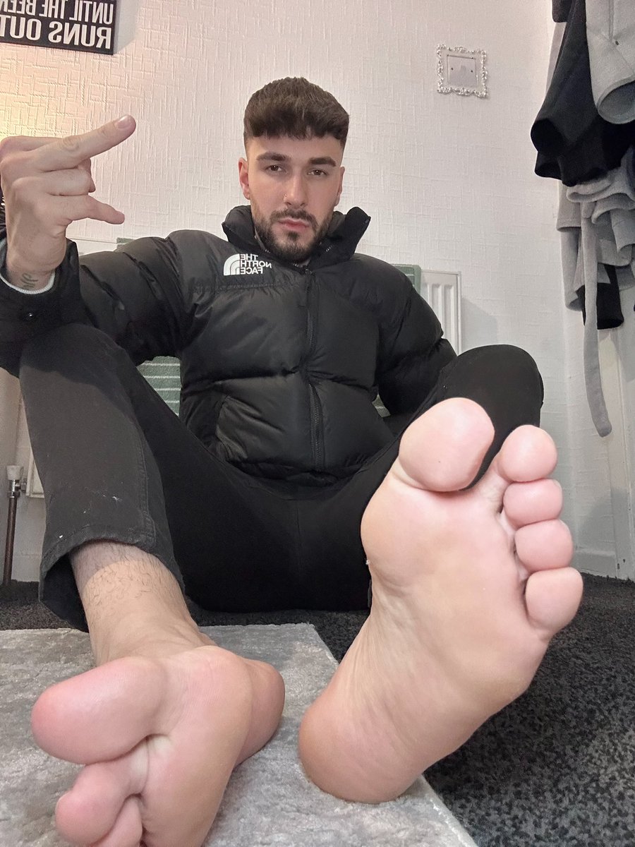 MasterR98's tweet image. My feet are perfect no wonder you can’t resist 

Cashmaster findom paypig
