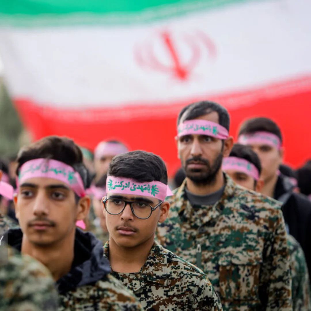 بازیکن شطرنج ژئوپلیتیک
در صفحه شطرنج پیچیده ژئوپلیتیک،مهره‌هایی حساب‌شده حرکت می‌داد و مات دلار و اسلحه را به دشمن نشان می‌داد.
#ایرانمرد
#غیرتلی_قهرمان