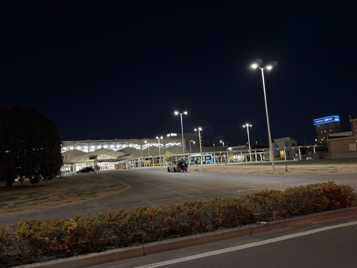 ISESAKIまちなかイルミネーションが終わっていつも通りの伊勢崎駅前です
「まるであの日々が夢のようだ」と思っていただければしめたもので、イルミやぐらも含め、来年以降の企画準備が既に走り出していたりします
当プロジェクトは引き続きまちの賑わいに関わって行きますよっ！