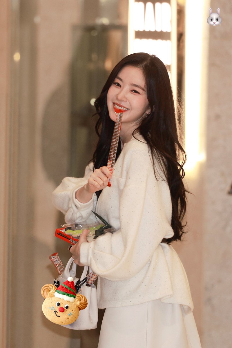 moon_da_l's tweet image. 이사님 같이 저녁먹고 야근 하러 들어가는 길
단 거 잔뜩 쥐어주고 막 손하트 만들고 머리 위로 하트 만들고 되도 않는 윙크 하면서 사랑의총알 막 쏘는데 좋아하심
알고보니 내 뒤에서 배이사님 비서님이 충격적인 얼굴로 목격하고계셧음;; 대충 인사하고 튀엇는데 

ㅋㅋㅋ너 점프 잘한다더랔ㅋㅌ