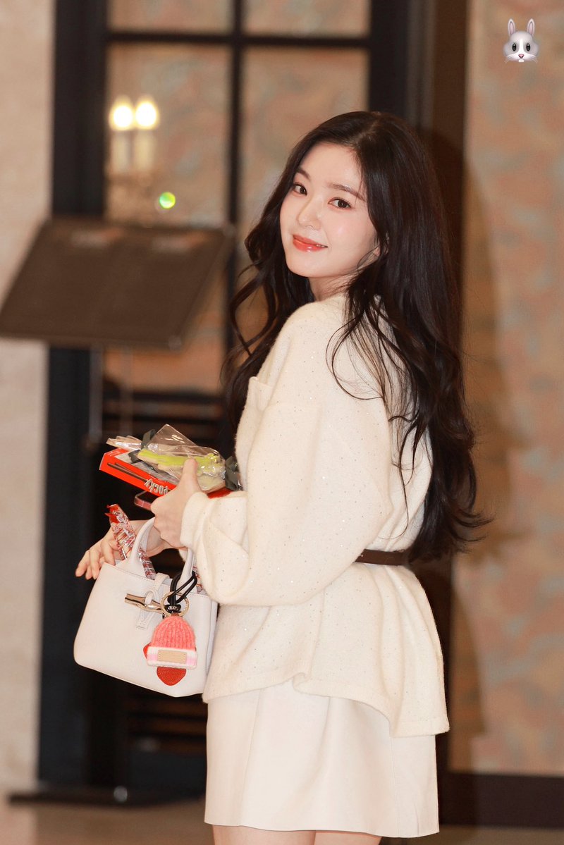 moon_da_l's tweet image. 이사님 같이 저녁먹고 야근 하러 들어가는 길
단 거 잔뜩 쥐어주고 막 손하트 만들고 머리 위로 하트 만들고 되도 않는 윙크 하면서 사랑의총알 막 쏘는데 좋아하심
알고보니 내 뒤에서 배이사님 비서님이 충격적인 얼굴로 목격하고계셧음;; 대충 인사하고 튀엇는데 

ㅋㅋㅋ너 점프 잘한다더랔ㅋㅌ