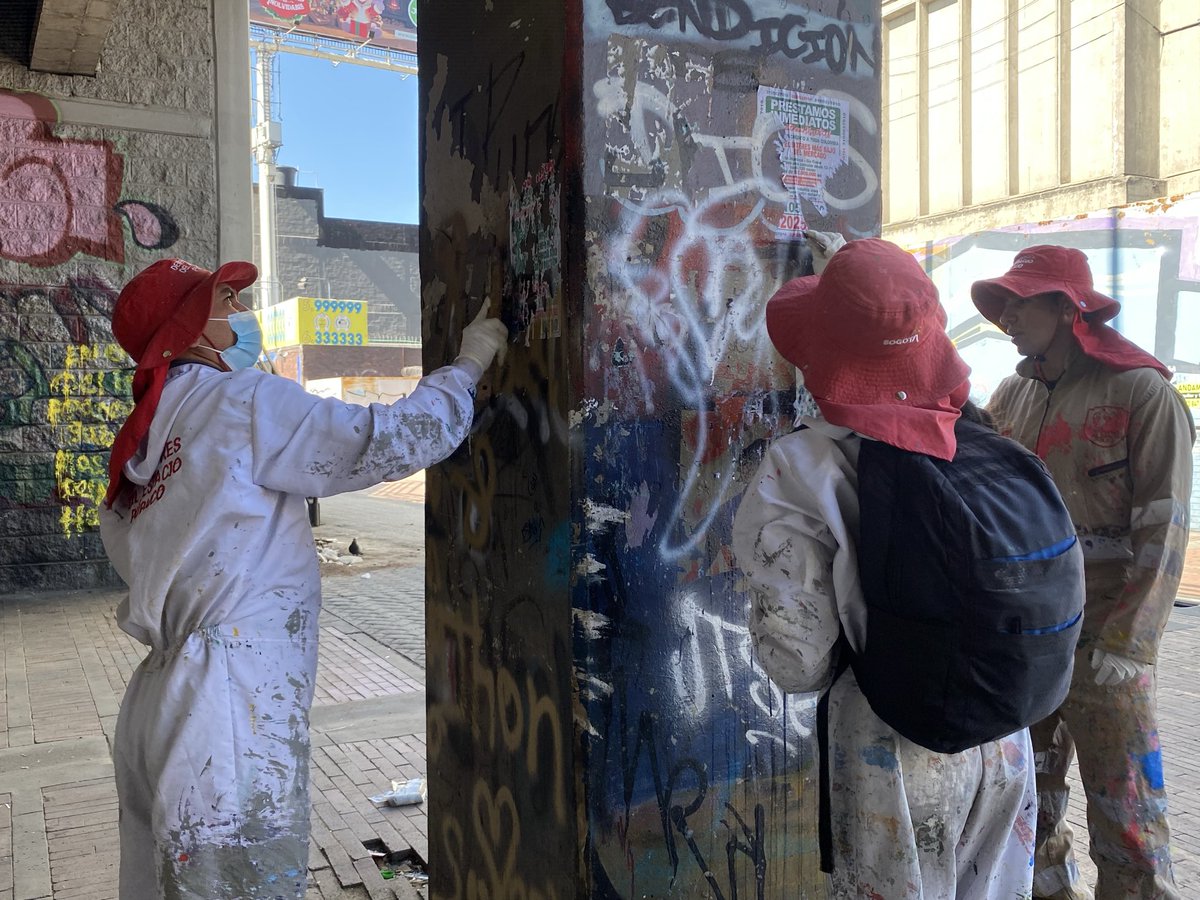 MiEspacioesBog's tweet image. 📍 Bajopuente calle 13 con carrera 30

#TransformACCIÓN 
Por instrucción del alcalde @CarlosFGalan, los defensores del espacio público retiran del mobiliario publicidad no autorizada para evitar la contaminación visual y revitalizar este punto que es de todos.
 #AquíSíPasa