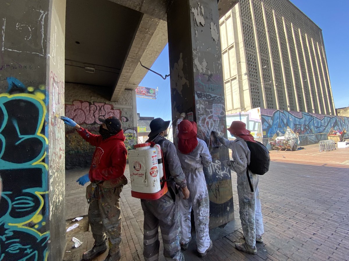 MiEspacioesBog's tweet image. 📍 Bajopuente calle 13 con carrera 30

#TransformACCIÓN 
Por instrucción del alcalde @CarlosFGalan, los defensores del espacio público retiran del mobiliario publicidad no autorizada para evitar la contaminación visual y revitalizar este punto que es de todos.
 #AquíSíPasa