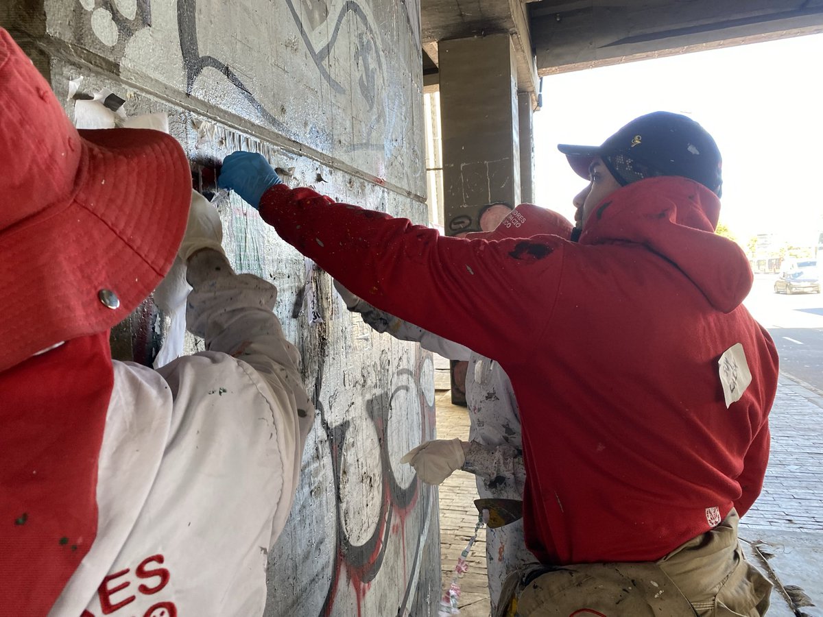 MiEspacioesBog's tweet image. 📍 Bajopuente calle 13 con carrera 30

#TransformACCIÓN 
Por instrucción del alcalde @CarlosFGalan, los defensores del espacio público retiran del mobiliario publicidad no autorizada para evitar la contaminación visual y revitalizar este punto que es de todos.
 #AquíSíPasa