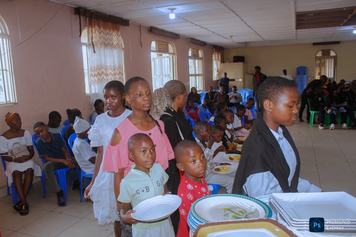 Actionsanteasbl's tweet image. À Goma, un Noël de solidarité.
@Actionsanteasbl , l’ESP/UGoma et GRAM ont partagé joie, jeux et un repas fraternel avec 70 enfants vulnérables. Sourires, espoir et zéro discrimination.
🎄 Joyeux Noël 🎄
#NoëlSolidaire #ProtectionDeLenfant #Goma #RDC @CS4MEglobal @Sidaction @Sida