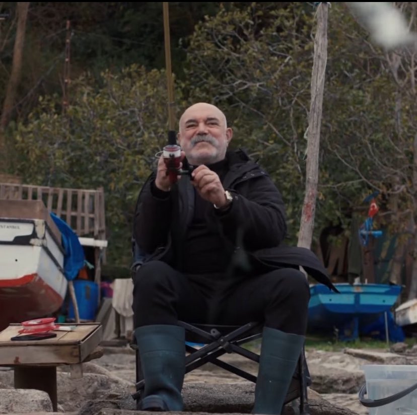 Köy yanarken  Zülfikar saçını tararmış