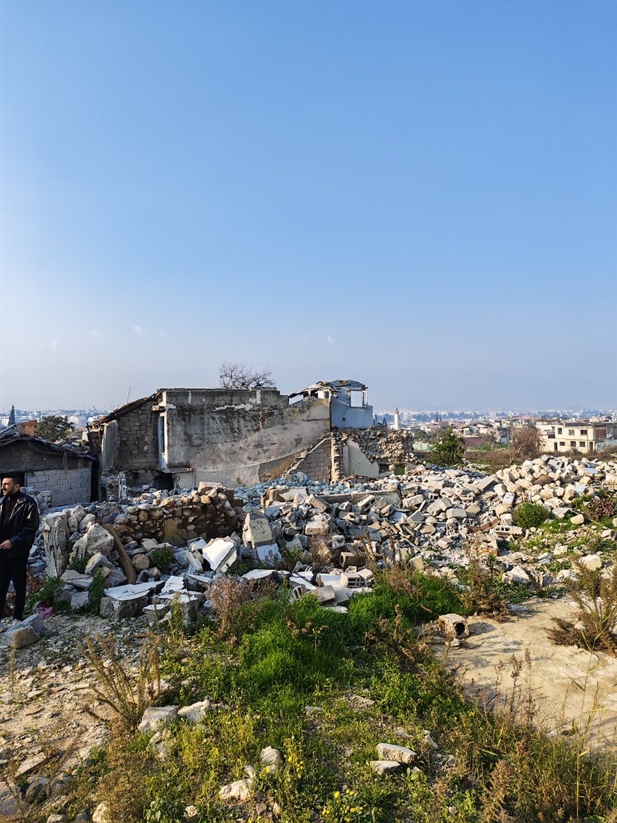 siyahkartus1's tweet photo. Hatay ayağa kalkıyor ama sadece protokolün geçtiği yerler...

25 Aralık 2025 / Antakya https://t.co/4PPz525jWA