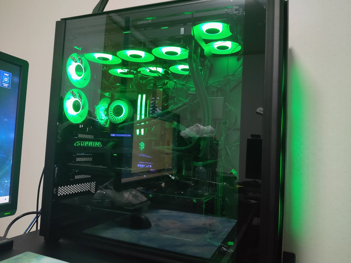 そういやPC組み立て出来ました。
反射で部屋が汚いのと配線ぐちゃぐちゃなのは気にしないでください、あとでなんとかします。（多分）