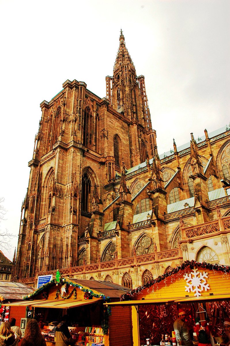 25YearsAgoLive's tweet image. German police arrest four Algerian men in connection with a plot to bomb the Strasbourg Cathedral on New Years’ Eve. 

Bomb-making equipment is discovered in a flat in Frankfurt, along with videotapes taking credit for the bombings and calling Christians “enemies of Allah.”