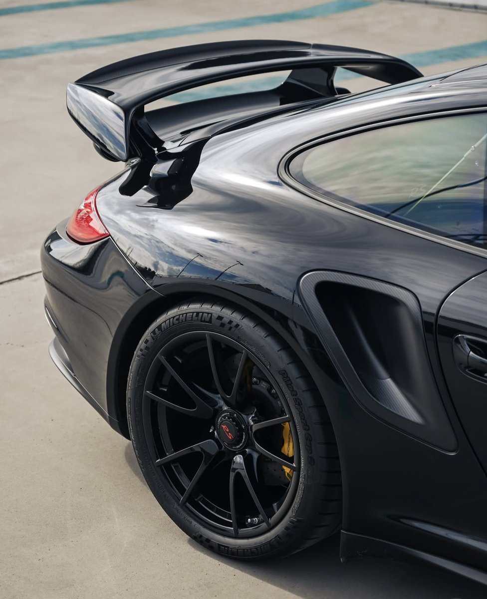 PorscheCIub's tweet photo. Black 997 GT2 RS https://t.co/AU4QS4F5HV