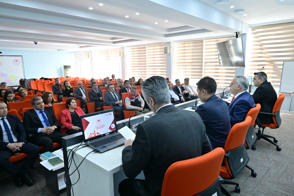 izmirtarim's tweet photo. İzmir Tarım ve Orman Müdürlüğü yönetim kadrosu bilgi alışverişi toplantısında bir araya geldi.

İl Müdürümüz Sayın Mustafa Şahin'in başkanlığında gerçekleşen ve İl Müdür Yardımcıları, 9 Şube Müdürü, Hukuk Birimi Temsilcileri ve 30 İlçe Müdürümüzün katılım sağladığı toplantıda 2025 yılında gerçekleşen çalışmalar değerlendirilerek 2026 yılında planlanan çalışmalar görüşüldü.
