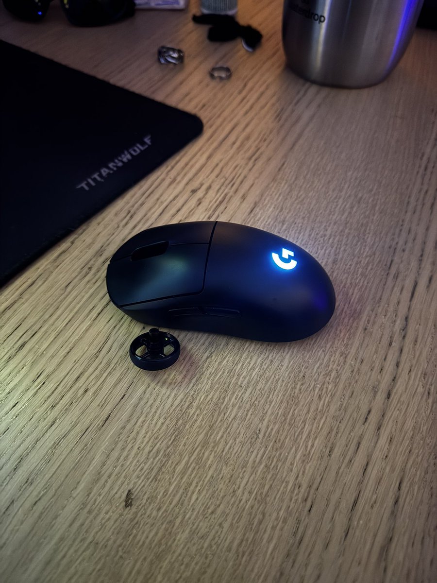 _blamr's tweet photo. @KarmineCorp @LogitechGFrance #LogitechGNoel j'ai cassé ma souris svp https://t.co/1MiZsdkOT6