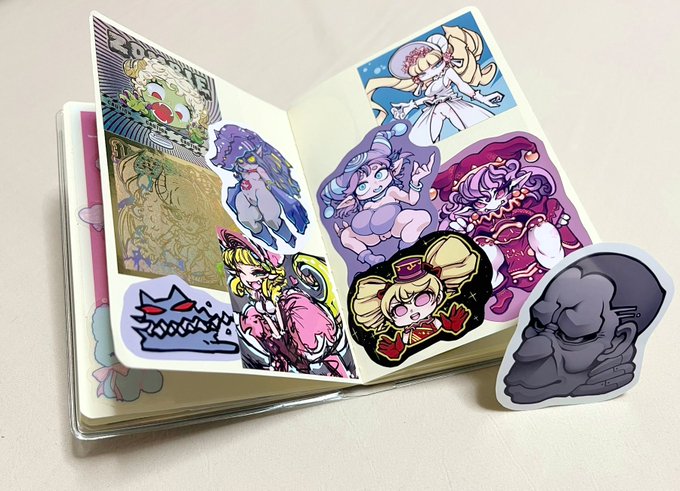 自分で描いた絵もシールにして貼ってる オトカドールのルシ子ちゃんの絵はかなり前に描いた絵だけど気にいってたのでシールした 写ってないけどウエステのもある