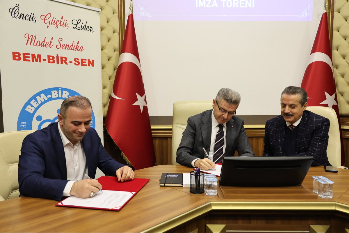 📍 Çoruh Toplantı Salonu

Artvin İl Özel İdaresinde görevli personelin 2026–2027 yıllarını kapsayan Sosyal Denge Tazminatı Sözleşmesini; AK Parti Artvin Milletvekili Sayın Faruk Çelik ve protokol üyelerinin katılımıyla, BEM-BİR-SEN Artvin İl Başkanı Erdal Genç ile imzaladık.