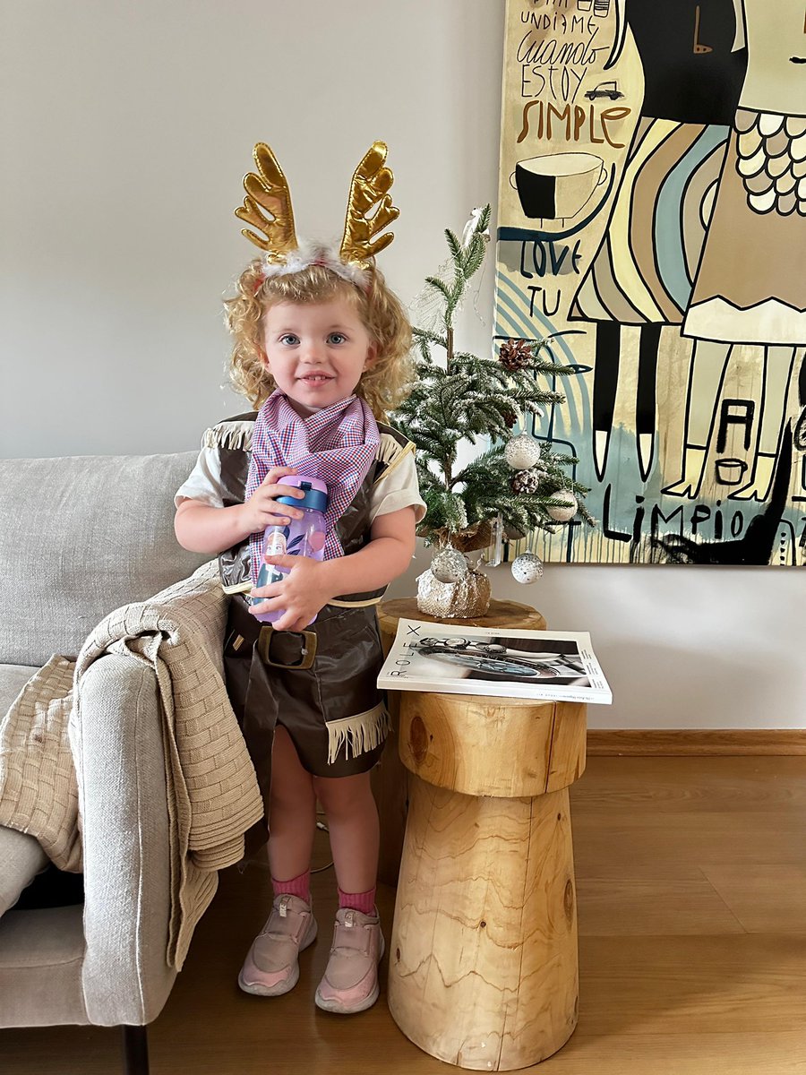 Cumplir años en época de fiestas luce así 😂😂

Felices 3 añitos, Esme! Te amamos ❤️