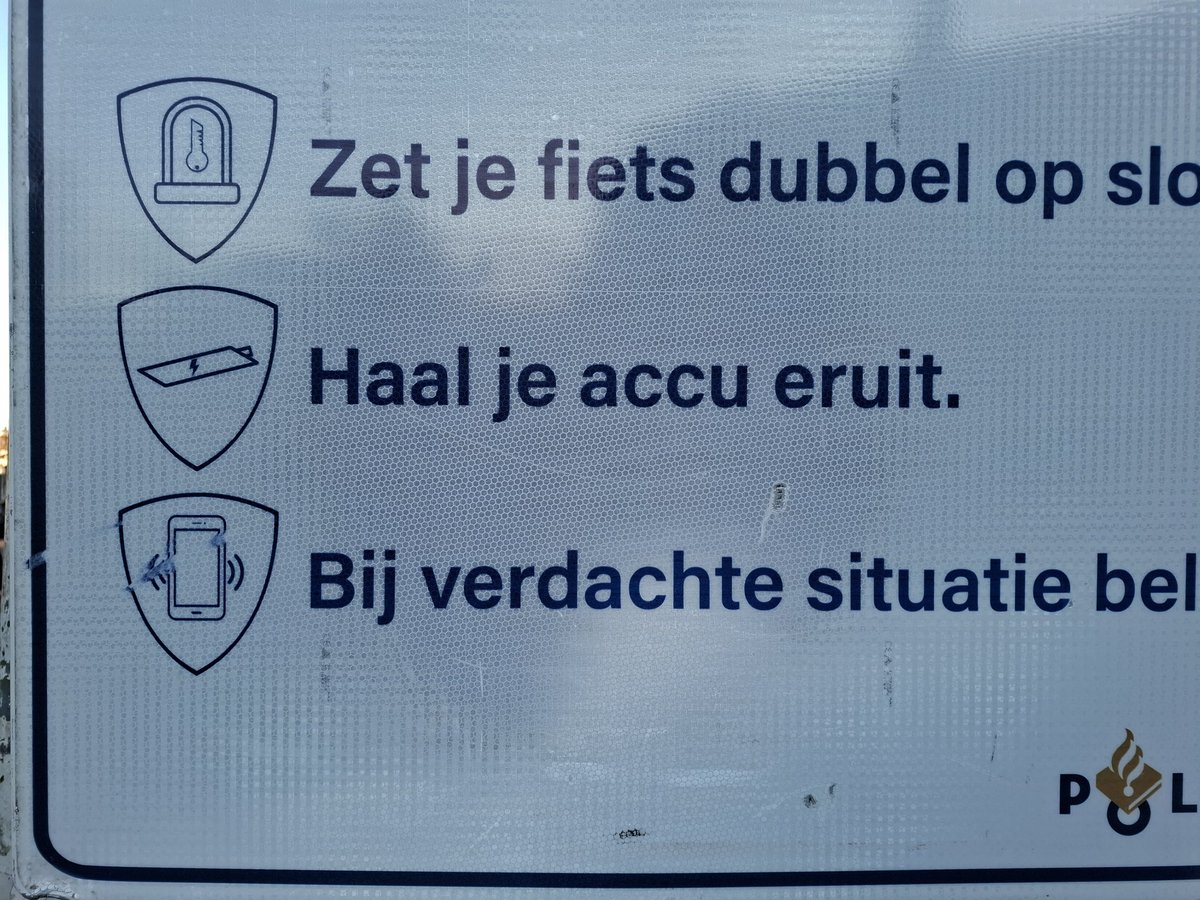 Nieuwe borden in #Zwolle dat je de fiets dubbel op slot moet doen en de accu eruit moet halen. Tekst is zeker bedacht door iemand die geen fiets heeft. Wie gaat nu de stad in met een onhandige accu van vier kilo 😀😀