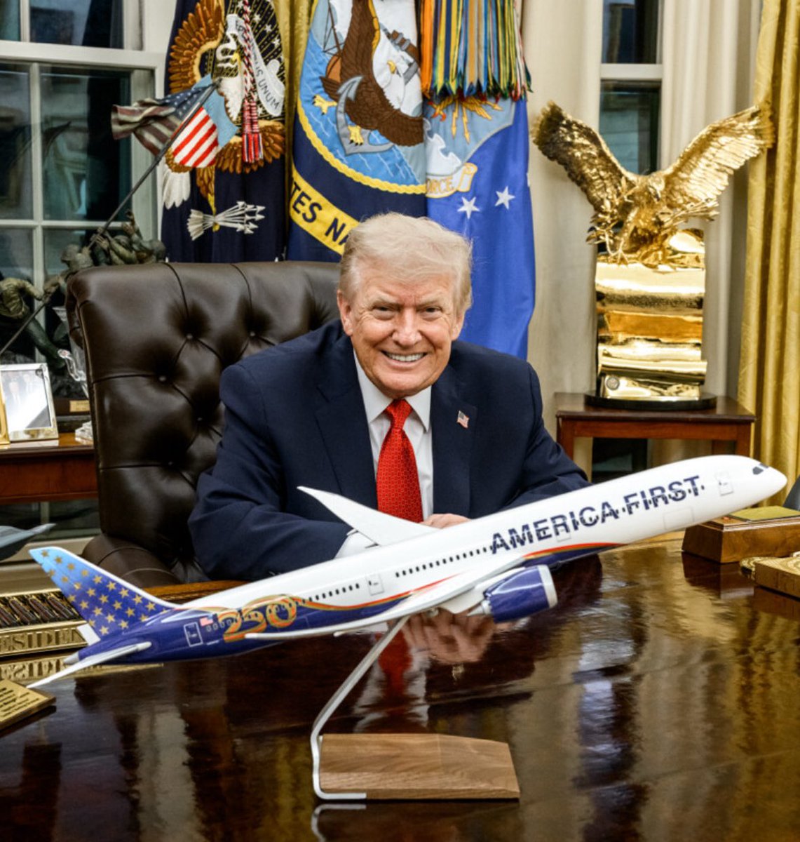 _johnnymaga's tweet image. Look at the plane Trump designed for America’s 250th birthday.

Goes so hard.