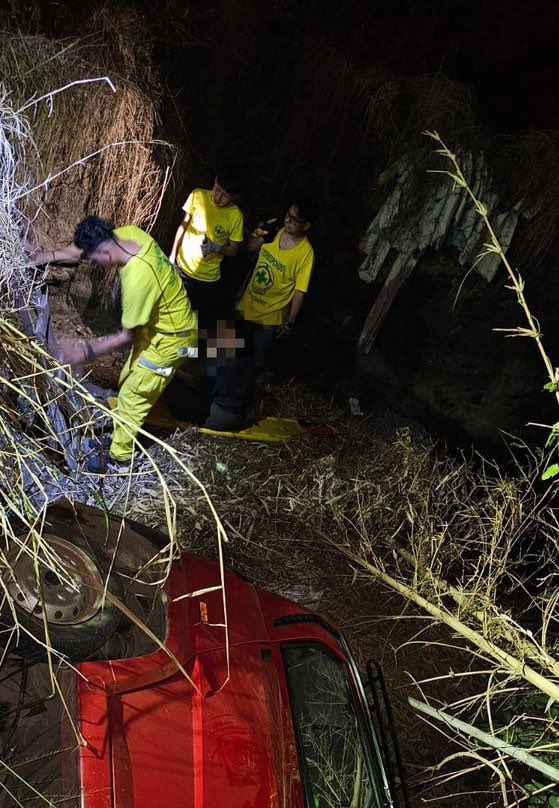 Una mujer perdió el control de su vehículo y cayó a una quebrada en la calle a Mapilapa, en el sector Puente de Oro, Nejapa, al noroeste de San Salvador. 

De forma preliminar, se maneja que se habría quedado dormida mientras conducía. Socorristas atendieron la emergencia en el