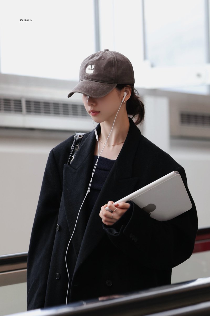 d_yong_wkw's tweet image. 단지 저를 불쌍하게 여겨서 저와 함께하는 것이 아닐까. 김믽졍이 저를 보는 감정이 사랑이 아닌 동정이지는 않을까 같은 생각들이 점점 유즤믽 안에서 커져갔어.

어느 순간부터 다시 제 의지대로 웃는 게 조금씩 버거워졌어. 귀를 틀어막으려 해도 들리는 소리들에 지쳐가기 시작한거야.