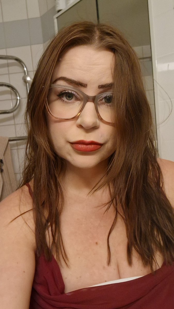 PrincessMikeyla's tweet photo. Holiday makeup 💄 

#holiday #Christmas #girl https://t.co/5SLPf8l5M5