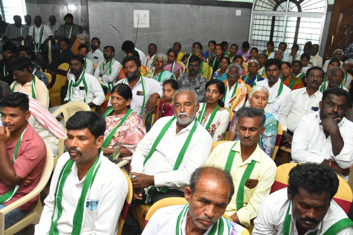 ಇಂದು ಚಿಕ್ಕಬಳ್ಳಾಪುರ, ಗೌರಿಬಿದನೂರು ಹಾಗೂ ಬಾಗೇಪಲ್ಲಿ ವಿಧಾನಸಭಾ ಕ್ಷೇತ್ರಗಳ <a href="/JanataDal_S/">Janata Dal Secular</a>  ಪಕ್ಷದ ಸಾಮಾಜಿಕ ಜಾಲತಾಣ ಕಾರ್ಯಾಗಾರವನ್ನು ಯಶಸ್ವಿಯಾಗಿ ಹಮ್ಮಿಕೊಳ್ಳಲಾಯಿತು.
ಜೆಡಿಎಸ್ ಪರ ಸಾಮಾಜಿಕ ಜಾಲತಾಣಗಳಲ್ಲಿ ಸಕ್ರಿಯವಾಗಿ ಕಾರ್ಯನಿರ್ವಹಿಸುತ್ತಿರುವ ಅನೇಕ ನಿಷ್ಠಾವಂತ ಯುವ ಕಾರ್ಯಕರ್ತರು ಈ ಕಾರ್ಯಕ್ರಮದಲ್ಲಿ ಭಾಗವಹಿಸಿದ್ದರು.