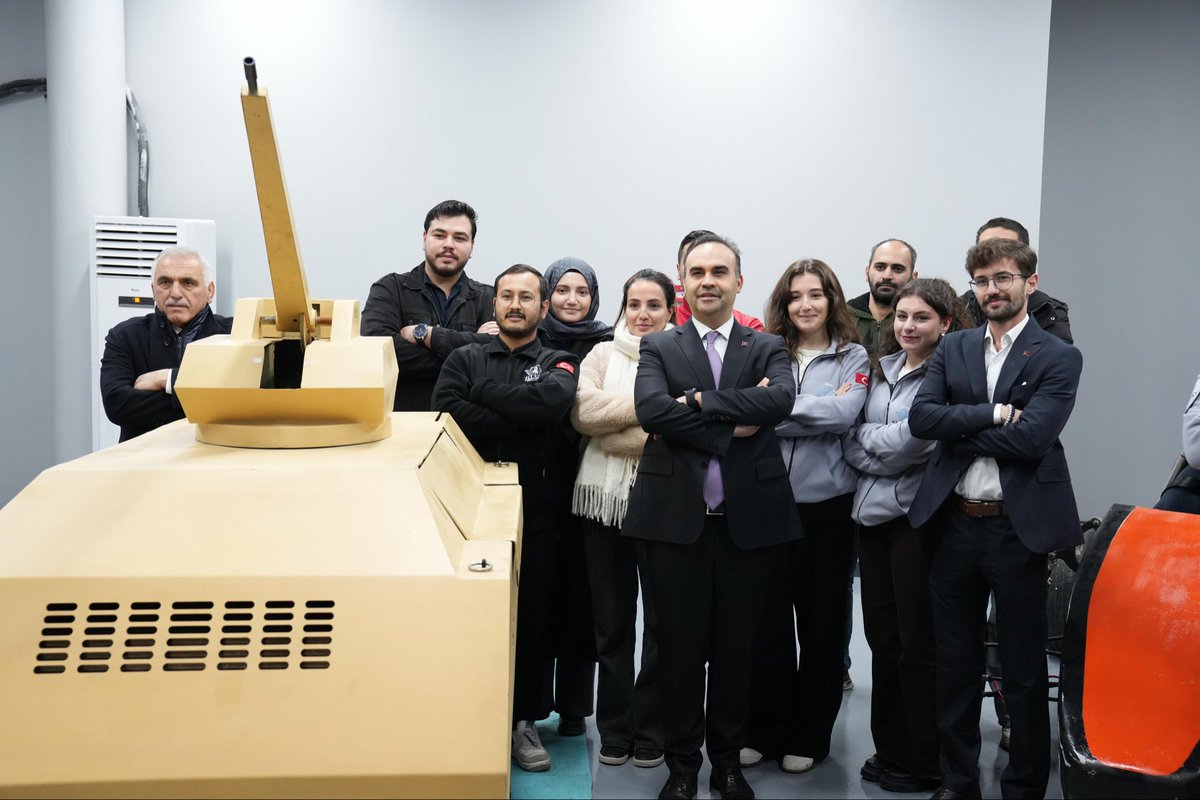 atillabalciogl's tweet photo. Şehrimize bir dizi ziyaretlerde bulunan Sanayi ve Teknoloji Bakanımız Sayın Mehmet Fatih Kacır, Sakarya Üniversitesi bünyesinde kurmuş olduğumuz Altay Teknoloji Takımını ziyaret etmiştir. Takımımızın projesi olan insansız kara aracı “Tuna Tankı”nı yerinde inceleyen Sayın Bakanımıza, ilgi ve alakaları ile nazik ziyaretleri için teşekkür ederiz.

🇹🇷🇹🇷🇹🇷🇹🇷
@ayyildirim1 
@fatihaydin_TC 
@sakaryaulku 
@AltayTekTakimi