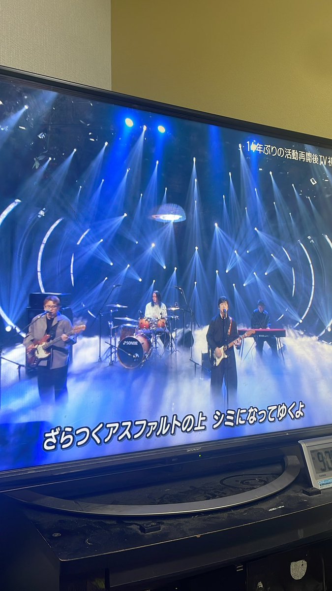dai_ale's tweet photo. 久々のレミオロメン！
バンドやり始めた頃よくコピーしたなぁ！

��かしテレビ台が汚ねぇ（笑）
掃除しなきゃ！

#Mステスーパーライブ 
#レミオロメン https://t.co/2fmzdVG7eG