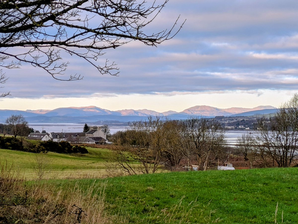 Justacarehomeg1's tweet image. Up early so decided to go for a wee walk before taking the Christmas stuff down...it was a very beautiful morning and the wee walk got a bit longer. After 7.5 miles I made it home lol. #kiltwalk training has commenced!