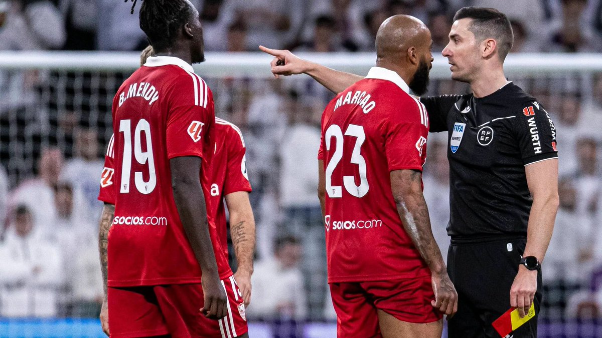 MrAsubio's tweet photo. 🟥 6 partidos a Marcão tras el #Madrid #Sevilla:

1 por la expulsión,
4 por insultar,
1 por conducta antideportiva.

✍️🏻 ¿Qué decía el acta? 

▪️“Una vez expulsado el jugador del Sevilla FC. Nº23 Marcos Do Nascimiento Teixeira, se encaró hacia mi persona a escasa distancia de mi cara de forma intimidante teniendo que ser retirado por sus compañeros. Cuando fue separado se dirigió a mí en los siguientes términos: "Fillo da puta madre", dirigiéndose al túnel de vestuarios donde propinó una patada a un balón que había en la zona del cuarto árbitro."