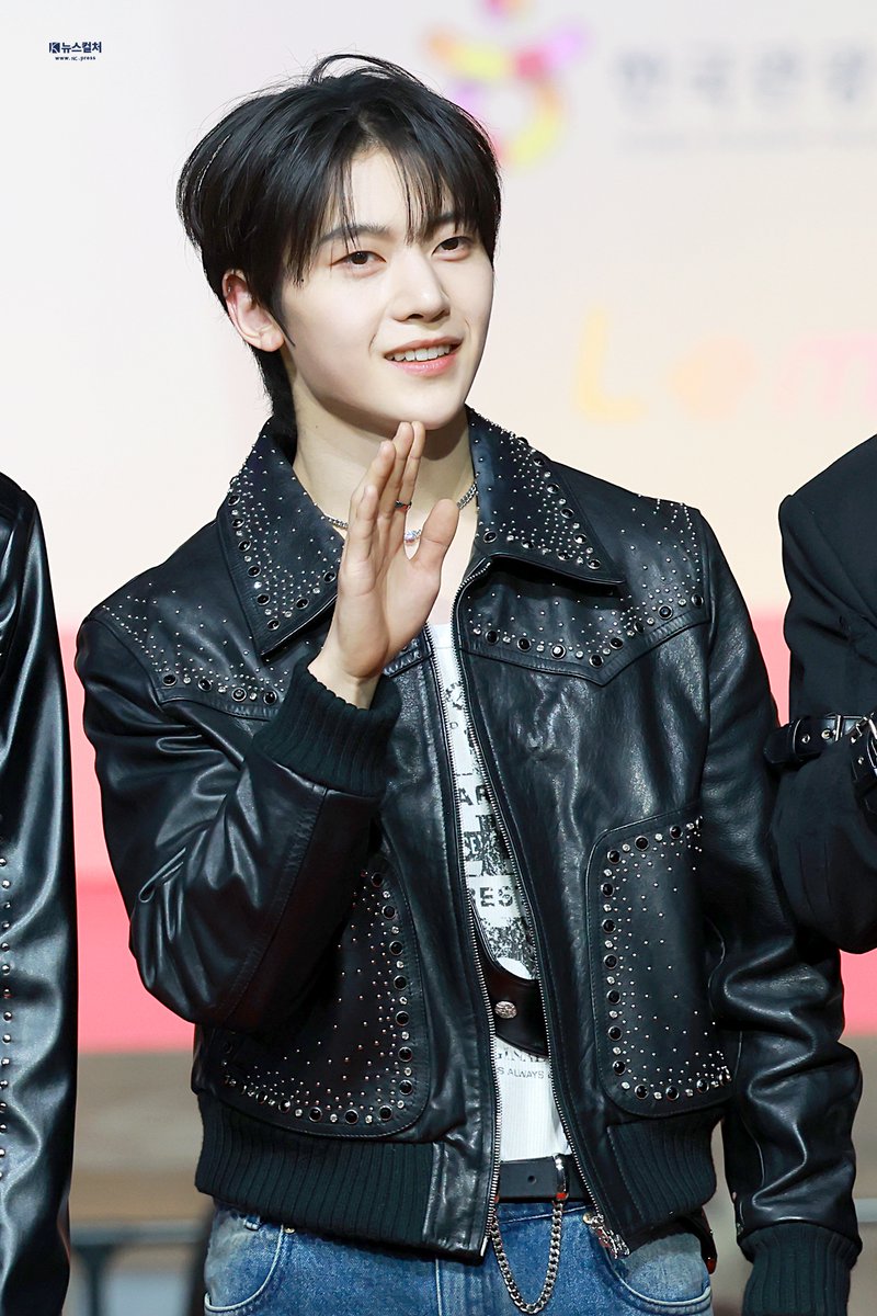 newsculture1's tweet image. 251225 가요대전 레드카펫 제베원 석매튜

제베원 900일 축하해 🩵🩷

🔗nc.press/news/articleVi…

#제로베이스원 #ZEROBASEONE #ZB1
#석매튜 #SEOKMATTHEW
#뉴스컬처 #nctv