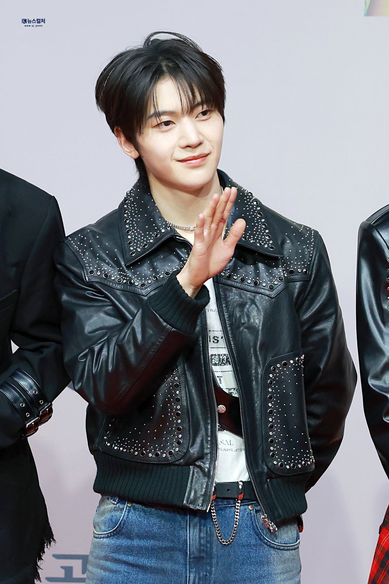 newsculture1's tweet image. 251225 가요대전 레드카펫 제베원 석매튜

제베원 900일 축하해 🩵🩷

🔗nc.press/news/articleVi…

#제로베이스원 #ZEROBASEONE #ZB1
#석매튜 #SEOKMATTHEW
#뉴스컬처 #nctv