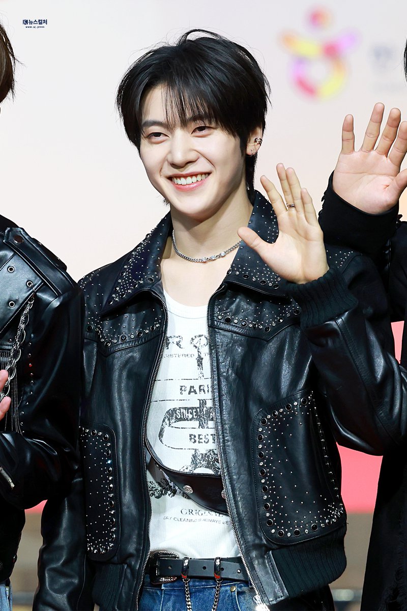 newsculture1's tweet image. 251225 가요대전 레드카펫 제베원 석매튜

제베원 900일 축하해 🩵🩷

🔗nc.press/news/articleVi…

#제로베이스원 #ZEROBASEONE #ZB1
#석매튜 #SEOKMATTHEW
#뉴스컬처 #nctv