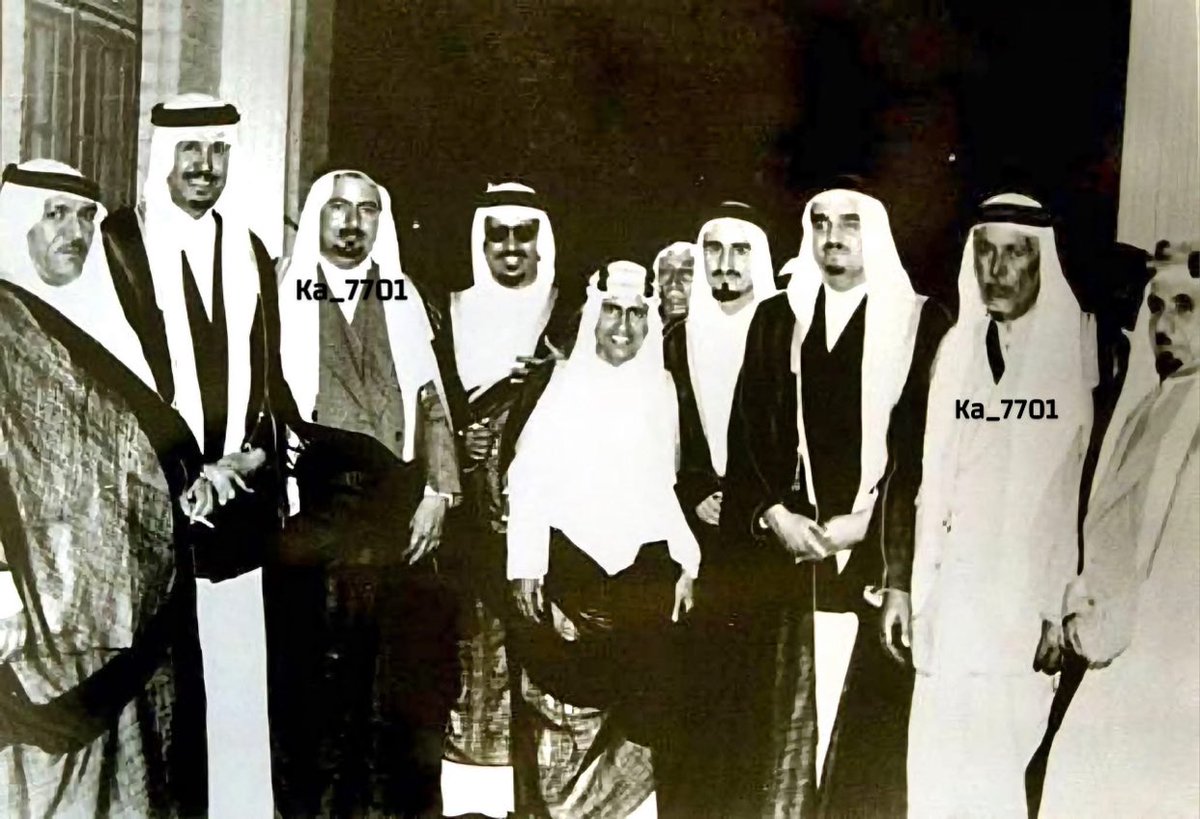 صورة تجمع كل من :

الشيخ محروت بن فهد الهذال (عنزة)

الشيخ نايف الفيصل الجربا (شمر)

الشيخ حسن السهيل(بني تميم)
الشيخ عبدالرزاق العلي السليمان(دليم)

الامير مساعد بن عبدالرحمن

الملك فهد بن عبدالعزيز 

والامير فيصل بن تركي 

والامير بندر بن عبدالعزيز

وعدد من شيوخ القبائل الكريمة