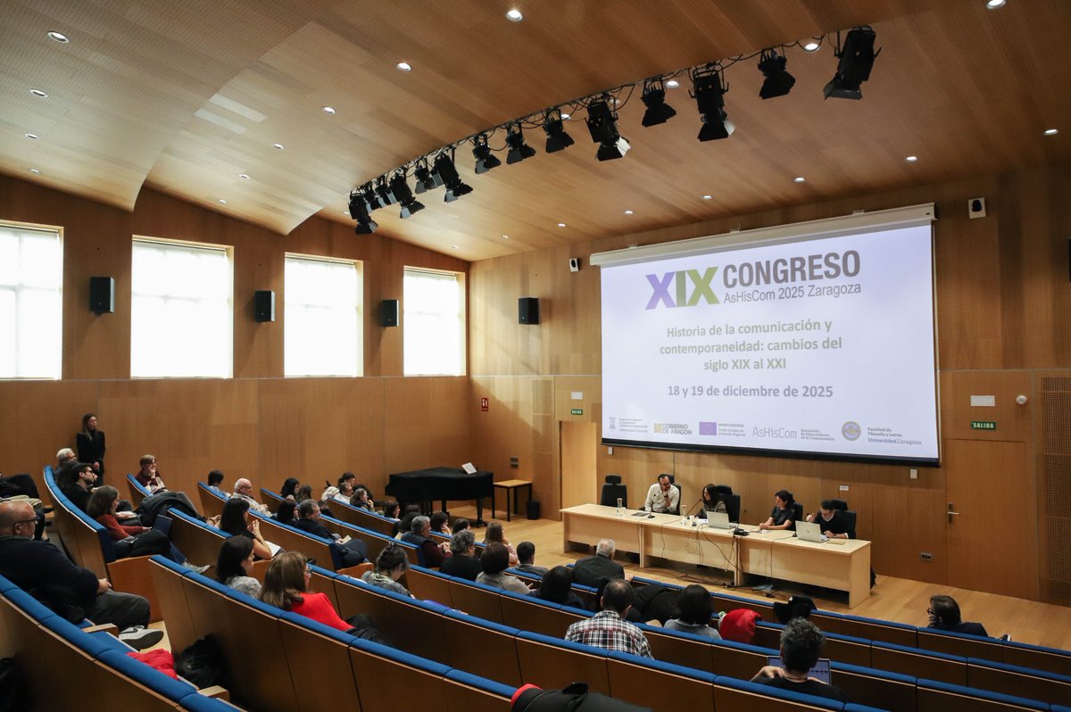 AsHisCom_'s tweet photo. 🔸A continuación, aconteció la primera mesa redonda, donde se debatió sobre la continuidad y los cambios en las prácticas de #desinformación desde el siglo XV hasta la actualidad. 

🔹Moderada por @alrubiomoraga, intervinieron @veronicadeharo, @CarmenEspejoC y @PBerdonPrieto. https://t.co/Hq4k6s4ZNn