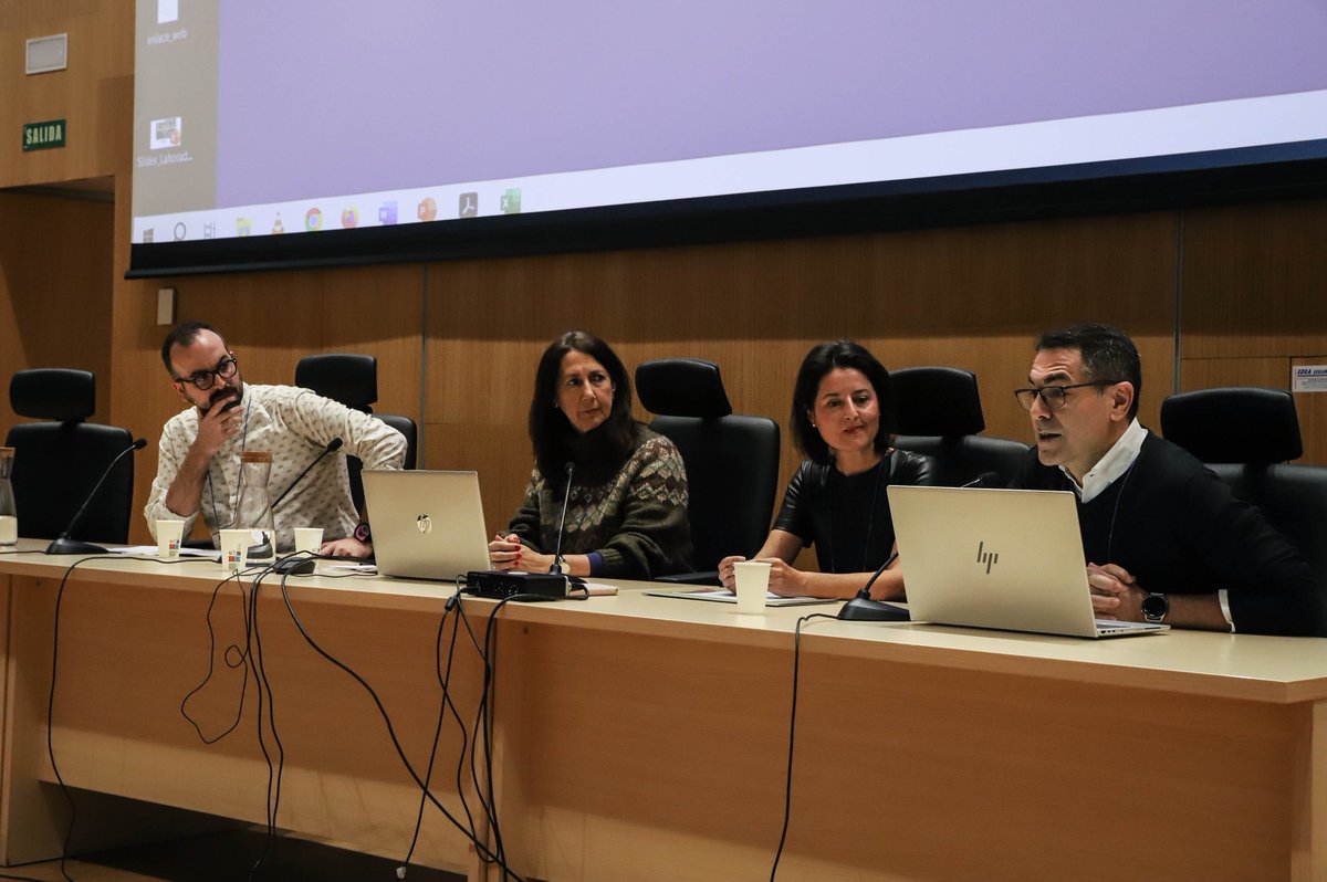 AsHisCom_'s tweet photo. 🔸A continuación, aconteció la primera mesa redonda, donde se debatió sobre la continuidad y los cambios en las prácticas de #desinformación desde el siglo XV hasta la actualidad. 

🔹Moderada por @alrubiomoraga, intervinieron @veronicadeharo, @CarmenEspejoC y @PBerdonPrieto. https://t.co/Hq4k6s4ZNn