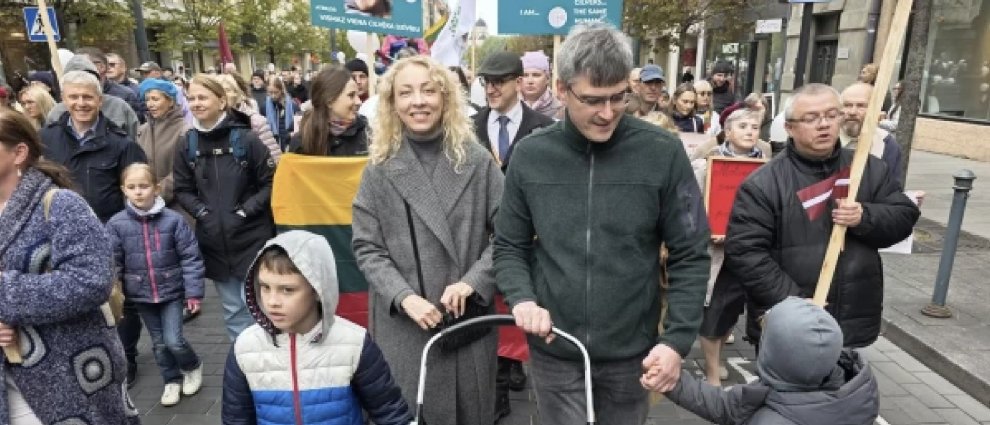 Kristina Zamaryte-Sakaviciene es viceministro de Justicia de #Lituania.
Esposa y madre de 6 #hijos 
Dice: “Los embriones humanos no deben ser tratados como un objeto”;
“Los gobiernos deben apreciar la familia natural por respeto a la ley natural”.
Ídola!
<a href="/TerolaMerula/">Terola Merula</a> <a href="/Jazzyplus/">Jazzyplus</a>