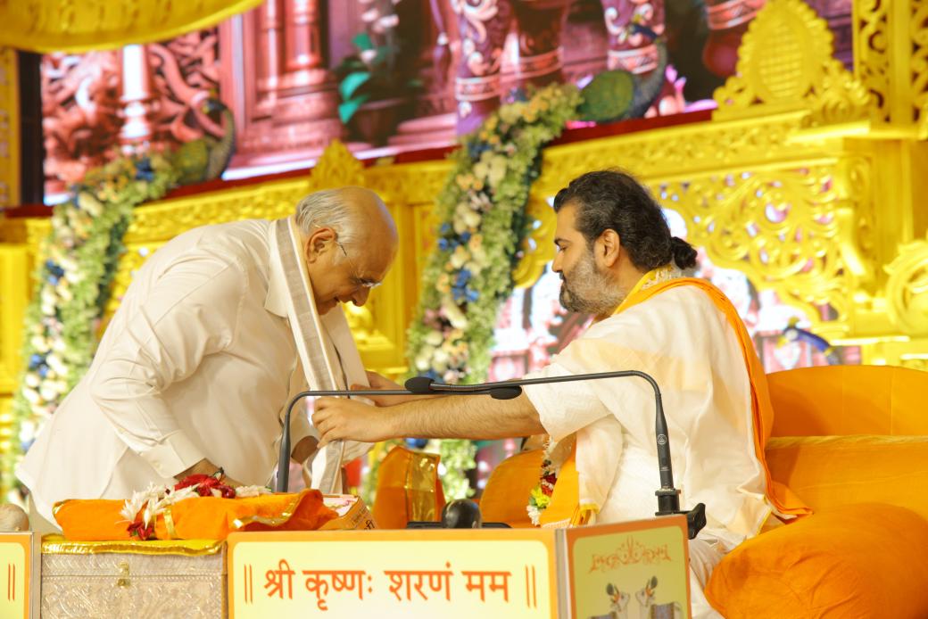 Bhupendrapbjp's tweet photo. વડોદરાના આંગણે આજે વલ્લભ યુથ ઓર્ગેનાઇઝેશન (VYO) દ્વારા આયોજિત ‘ગ્લોબલ હિન્દુ વૈષ્ણવ પ્રેરણા મહોત્સવ’માં ઉપસ્થિત રહી પૂજ્ય ગોસ્વામી શ્રી વ્રજરાજકુમારજી મહોદયશ્રીના આશીર્વાદ પ્રાપ્ત કર્યા.

મોટી સંખ્યામાં ઉમટેલા વૈષ્ણવજનોની અતૂટ આસ્થા અને ભક્તિના આ દિવ્ય માહોલમાં આધ્યાત્મિક ઊર્જાનો અનેરો અનુભવ થયો.

VYO દ્વારા શિક્ષણ, આરોગ્ય અને સામાજિક સેવાના કાર્યોની સાથે નવી પેઢીમાં માનવીય મૂલ્યો અને સનાતન સંસ્કૃતિના સંસ્કારોનું સિંચન કરવામાં આવી રહ્યું છે, તે ખરેખર પ્રશંસનીય છે. 

ભક્તિ અને સેવાના સમન્વય દ્વારા સશક્ત અને સંસ્કારથી પરિપૂર્ણ સમાજના નિર્માણ માટે VYO સંસ્થા હરહંમેશ કાર્યરત રહે તેવી શુભકામના.